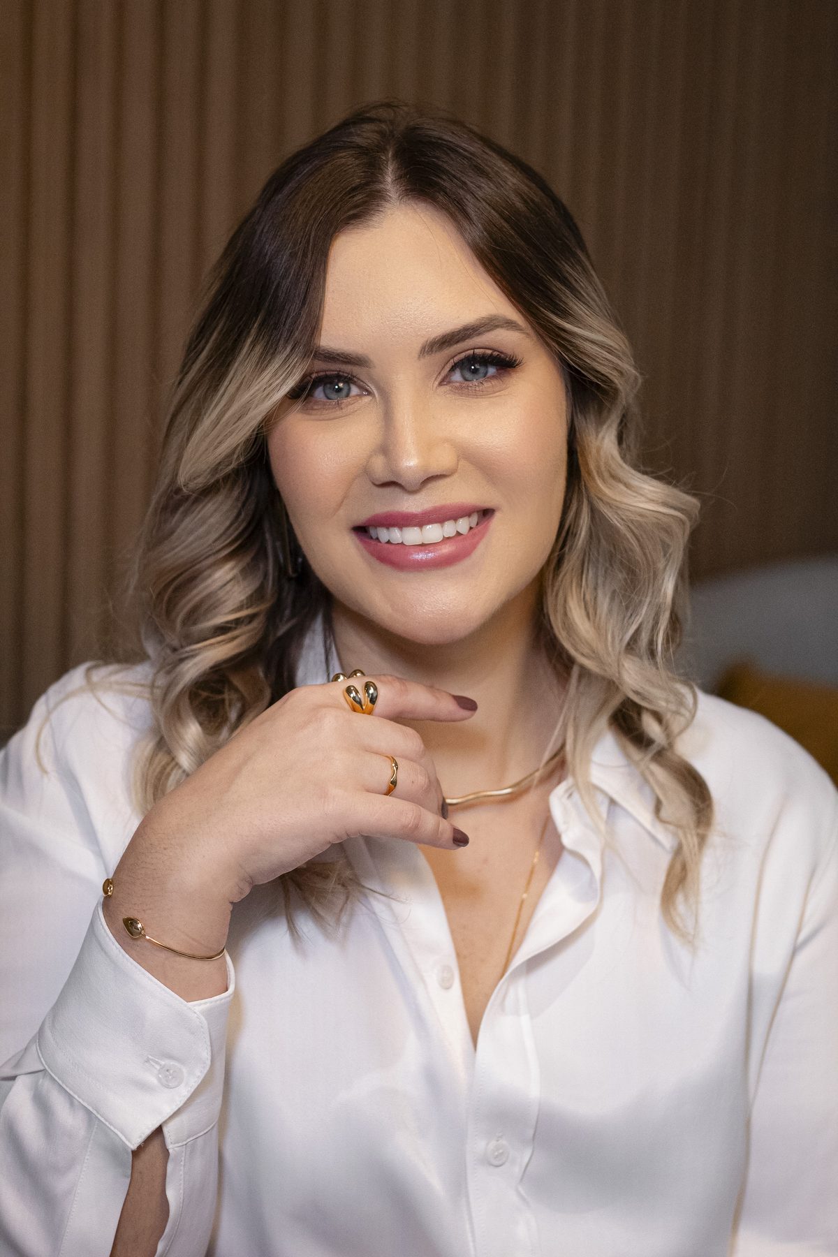 Dra. Jéssica Echeverria – Otorrinolaringologista, sorrindo em consultório